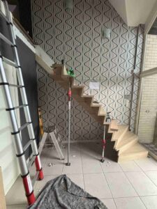 nieuwe trap met maatkasten