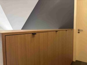 nieuwe trap met maatkasten